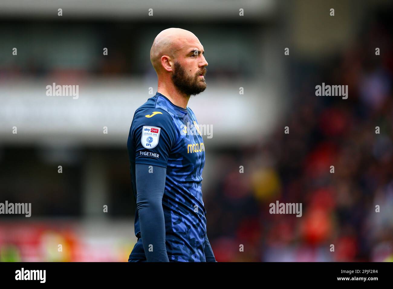 Oakwell Stadium, Barnsley, England - 1. April 2023 Farrend Rawson (5) of Morecambe - während des Spiels Barnsley gegen Morecambe, Sky Bet League One, 2022/23, Oakwell Stadium, Barnsley, England - 1. April 2023 Guthaben: Arthur Haigh/WhiteRosePhotos/Alamy Live News Stockfoto