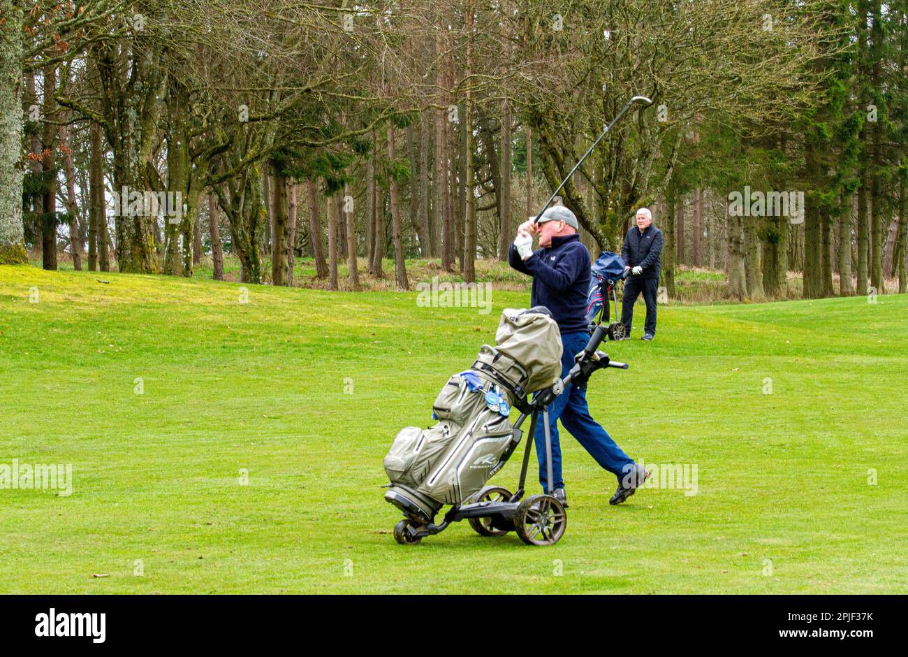 Dundee, Tayside, Schottland, Großbritannien. 2. April 2023. UK Weather: Ein Tag im Downfield Golf Club. Im Nordosten Schottlands gibt es gutes Frühjahrswetter für Golf, obwohl es meist bewölkt ist, mit Temperaturen von durchschnittlich etwa 9°C. Während des angenehmen Aprilwetters spielen örtliche Golfspieler morgens auf dem Golfplatz. Neben charmanten Stadtvierteln und einem benachbarten 18-Loch-Golfplatz bietet Ardler Village viel Freifläche. Kredit: Dundee Photographics/Alamy Live News Stockfoto