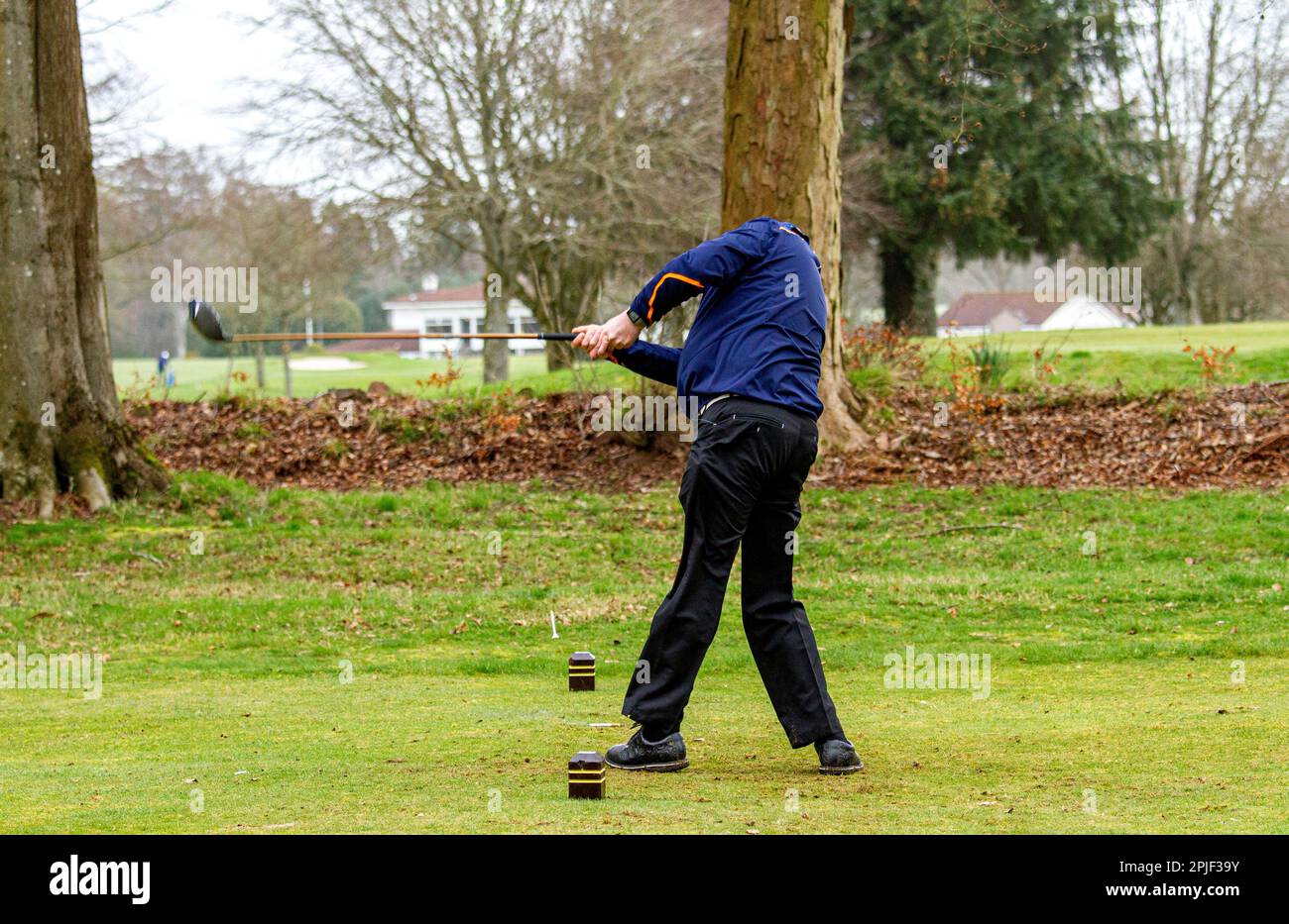 Dundee, Tayside, Schottland, Großbritannien. 2. April 2023. UK Weather: Ein Tag im Downfield Golf Club. Im Nordosten Schottlands gibt es gutes Frühjahrswetter für Golf, obwohl es meist bewölkt ist, mit Temperaturen von durchschnittlich etwa 9°C. Während des angenehmen Aprilwetters spielen örtliche Golfspieler morgens auf dem Golfplatz. Neben charmanten Stadtvierteln und einem benachbarten 18-Loch-Golfplatz bietet Ardler Village viel Freifläche. Kredit: Dundee Photographics/Alamy Live News Stockfoto