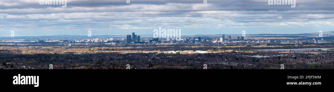 Großer Panoramablick auf die Stadt Manchester, England aus der Ferne. Aus dem Osten nach Westen, an einem Frühlingsmorgen. Stockfoto