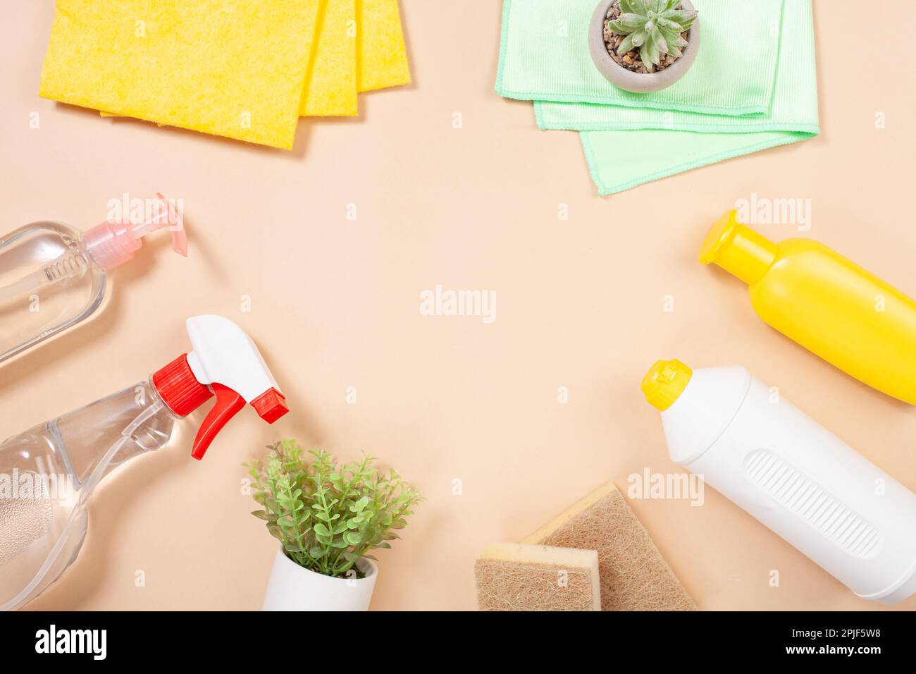 Umweltfreundliche Reinigungsprodukte im Haus. Grüne Pflanzen, Spray, Gel, Schwämme, Waschlappen für Glas und Spiegel ohne Chemie-Kopierbereich Stockfoto