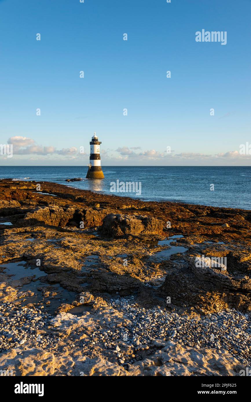 Leuchtturm Trwyn Du am Penmon Point, Anglesey, North Wales. Stockfoto