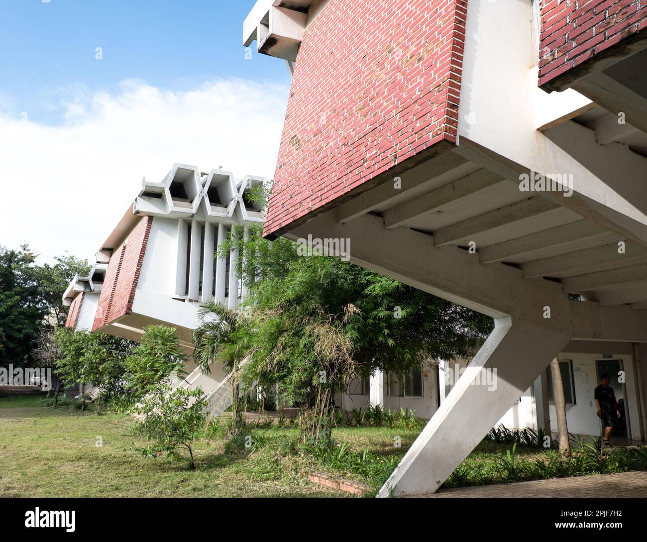 Klassenzimmer am Institut für Fremdsprachen der Königlichen Universität von Phnom Penh, entworfen vom Architekten Vann Molyvann von "New Khmer". Stockfoto