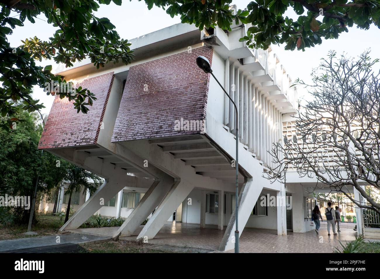 Klassenzimmer am Institut für Fremdsprachen der Königlichen Universität von Phnom Penh, entworfen vom Architekten Vann Molyvann von "New Khmer". Stockfoto