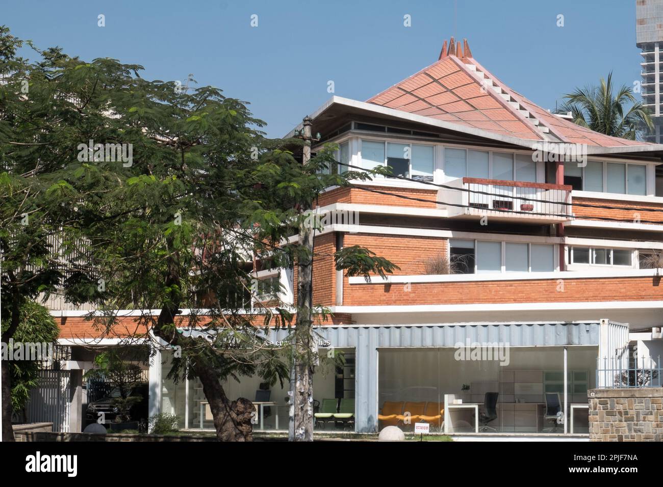 Das architektonisch bedeutsame Haus des verstorbenen Vann Molyvann, der in den 1960er und 1970er Jahren ein gefeierter Architekt in Kambodscha war. Stockfoto