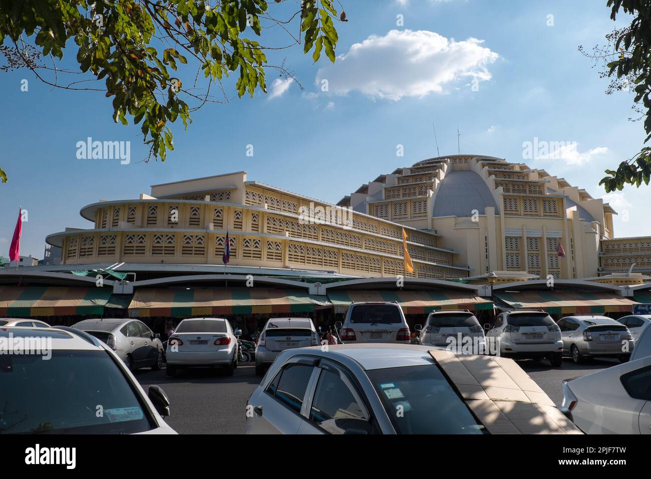 Zentraler Markt in Phnom Penh, Kambodscha. Das hellgelbe Art déco-Gebäude wurde 1937 fertiggestellt und verfügt über eine 26 Meter hohe zentrale Kuppel. Stockfoto