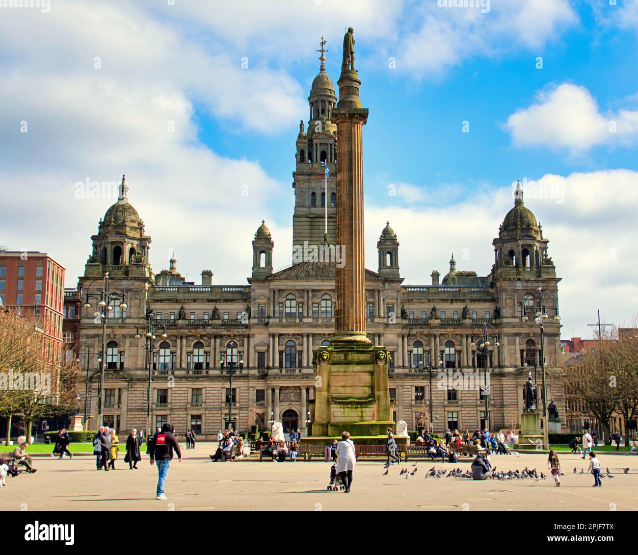 Glasgow, Schottland, Vereinigtes Königreich, 2. April 2023. UK Weather: Das sonnige Frühlingswetter im Stadtzentrum am Nachmittag gingen die Einheimischen auf die Straße. Credit Gerard Ferry/Alamy Live News Stockfoto