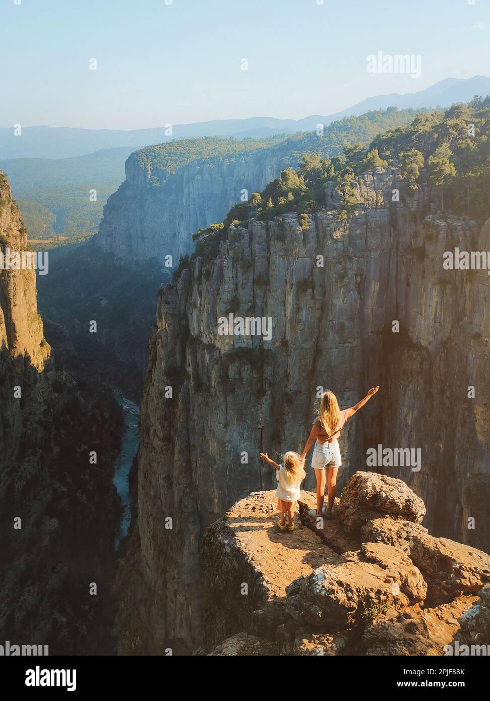 Aus der Vogelperspektive Blick auf den Tazi Canyon Mutter und Kind auf den Klippen Familienreisen Wandern im Freien Erkunden Sie Turkiye gesunde Lebensweise Berge Aktivurlaub im Sommer Stockfoto