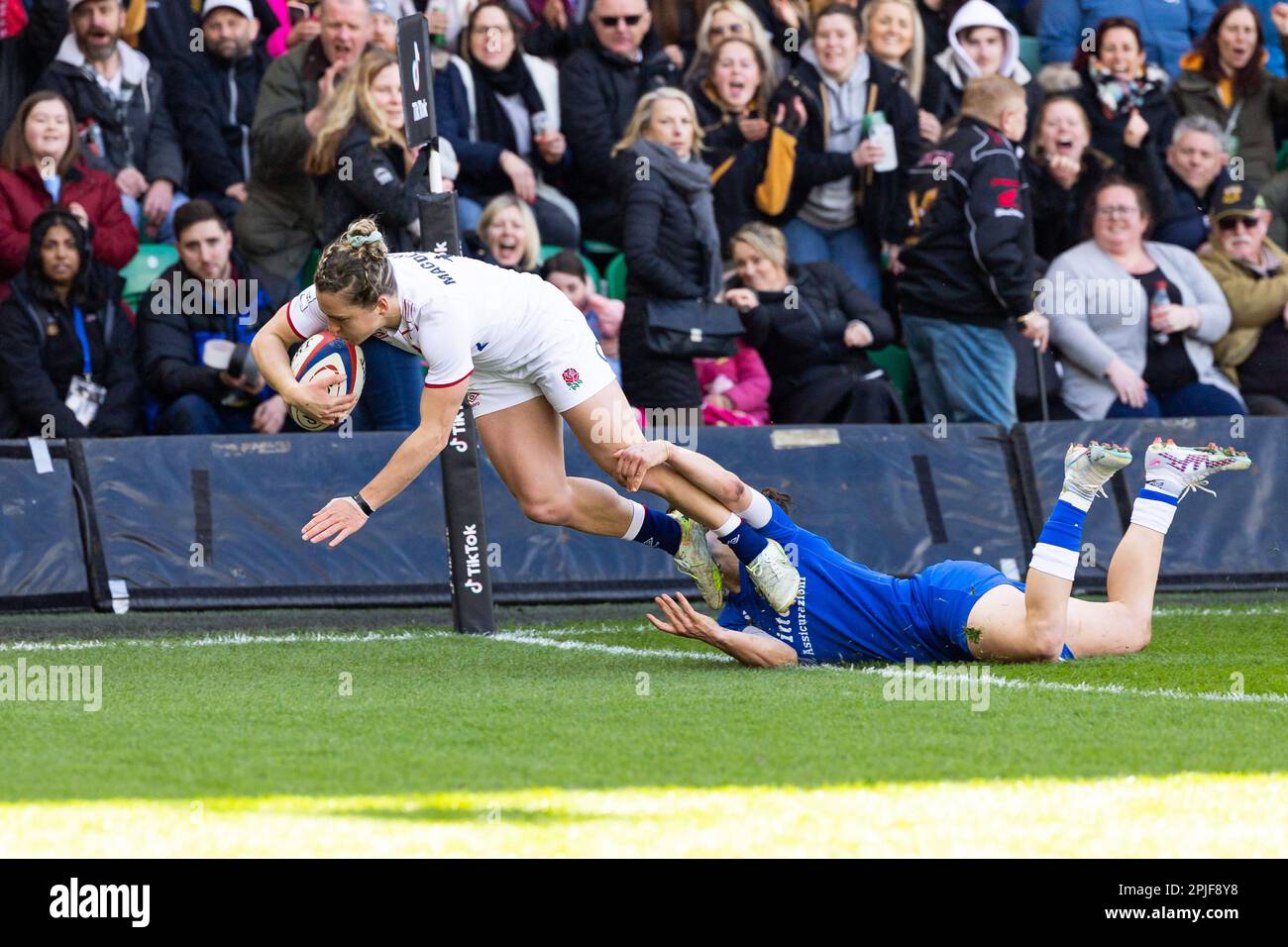 Northampton, Großbritannien. 02. April 2023. Claudia MacDonald of England Women versucht es beim TikTok Women's Six Nations Match England gegen Italien im Cinch Stadium in Franklin's Gardens, Northampton, Großbritannien, 2. April 2023 (Foto von Nick Browning/News Images) in Northampton, Großbritannien, am 4./2. April 2023. (Foto von Nick Browning/News Images/Sipa USA) Guthaben: SIPA USA/Alamy Live News Stockfoto