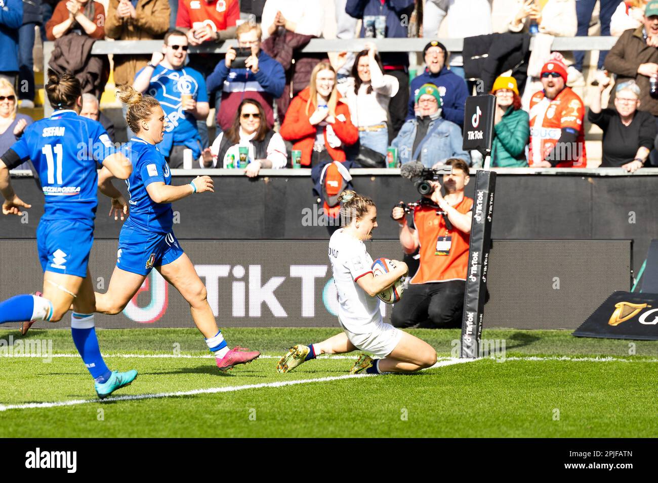 Claudia MacDonald of England Women erzielt beim TikTok Women's Six Nations-Spiel England gegen Italien im Cinch Stadium in Franklin's Gardens, Northampton, Großbritannien, 2. April 2023 (Foto: Nick Browning/News Images) Stockfoto