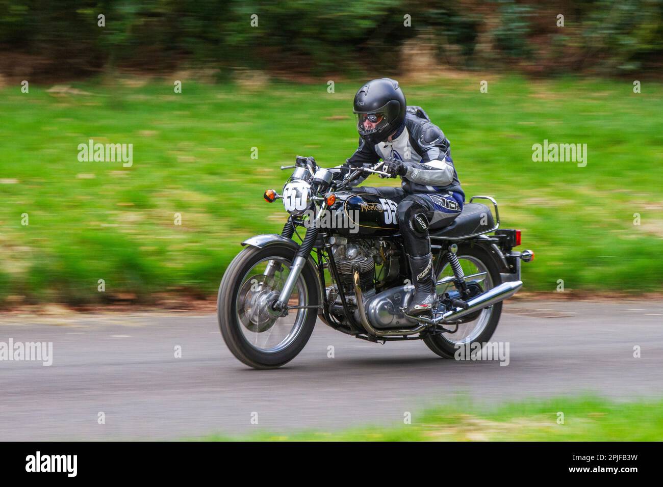 Fahrrad Nr. 555 1973 70s Siebziger, NORTON COMMANDO 850cc Supersport Motorrad gefahren von Joseph Butterworth; auf dem 2023 HOGHTON TOWER SPRINT COURSE 1/8. Timed Mile Drive. Stockfoto