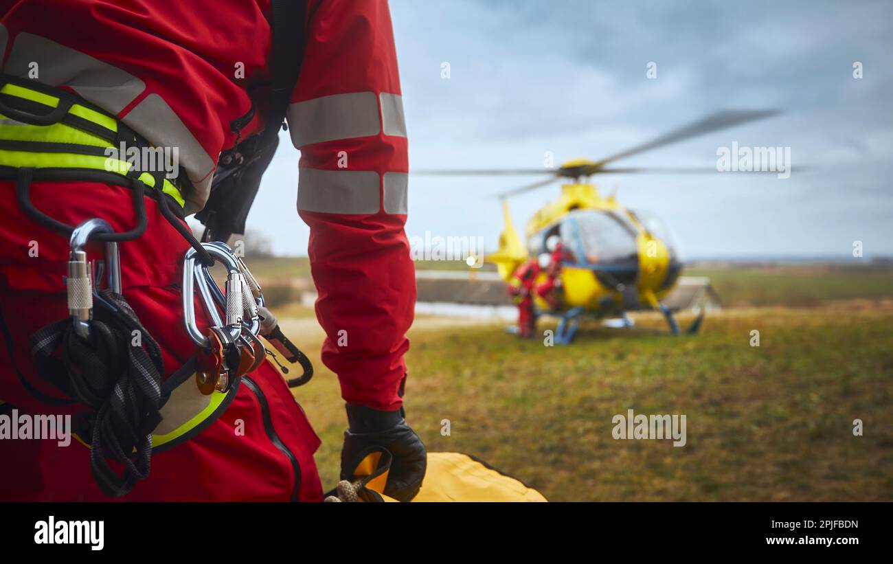Selektiver Fokus auf Sicherheitsgurte des Rettungsdienstes vor dem Hubschrauber. Die Themen Rettung, Hilfe und Hoffnung. Stockfoto