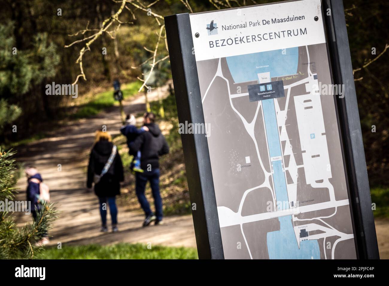 BERGEN - Eingangsschild des Nationalparks De Maasduinen. Das Wald- und Heidegebiet, das sich auf einem länglichen Sandkamm zwischen Maas und deutscher Grenze befindet, hat sich nachweislich aufgrund von Dürre und zu starkem Niederschlag von Stickstoff verschlechtert. Nach Angaben der Umweltbehörde muss die Provinz rasch Maßnahmen ergreifen, um eine weitere Verschlechterung zu verhindern. ANP ROB ENGELAAR niederlande raus - belgien raus Stockfoto