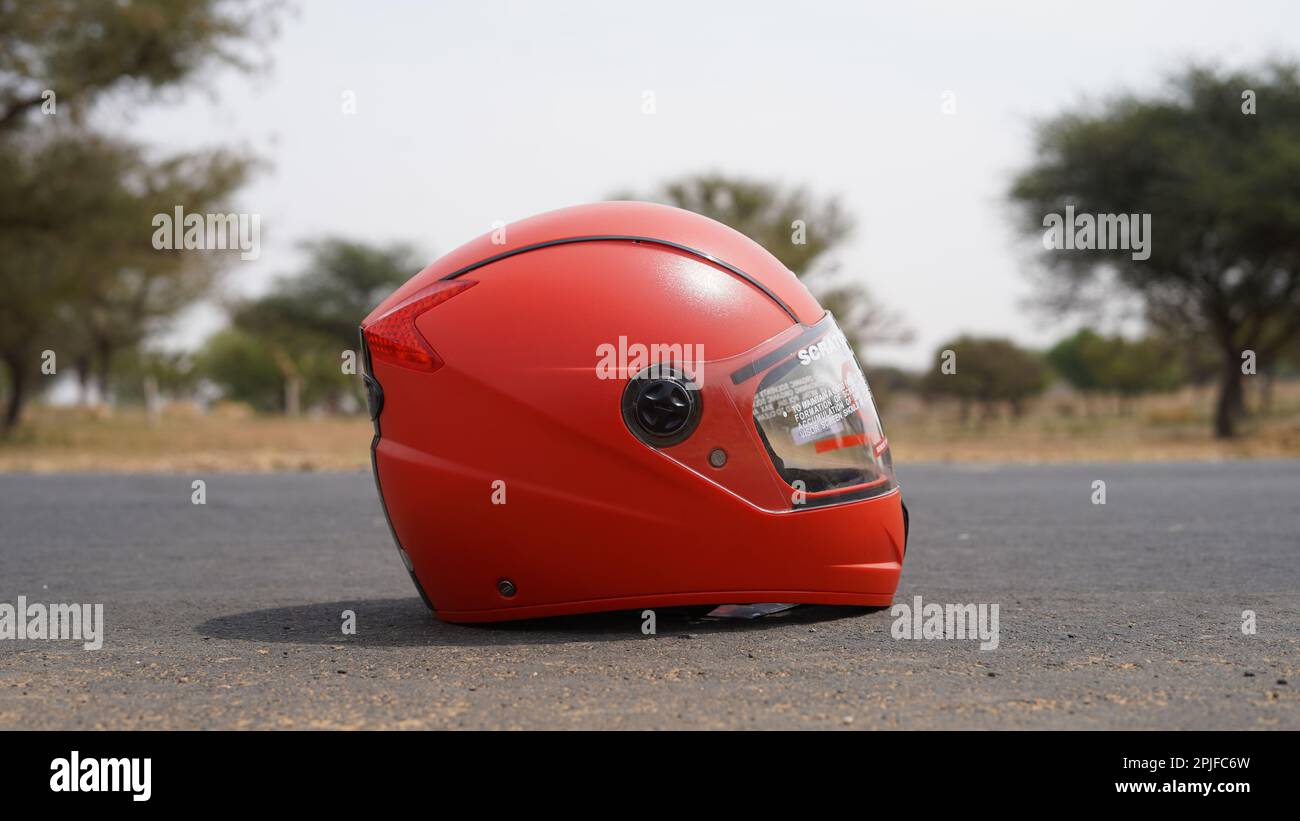 Motorradhelm über isolieren Sie den Autobahnhintergrund mit Abschneideweg Stockfoto