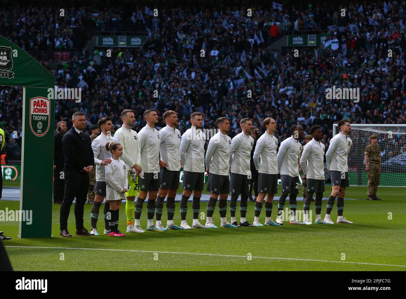 Wembley Stadium, London, Großbritannien. 2. April 2023. Papa Johns Trophy Football Final, Bolton Wanderers gegen Plymouth Argyle; Plymouth Argyle Startlinie Credit: Action Plus Sports/Alamy Live News Stockfoto