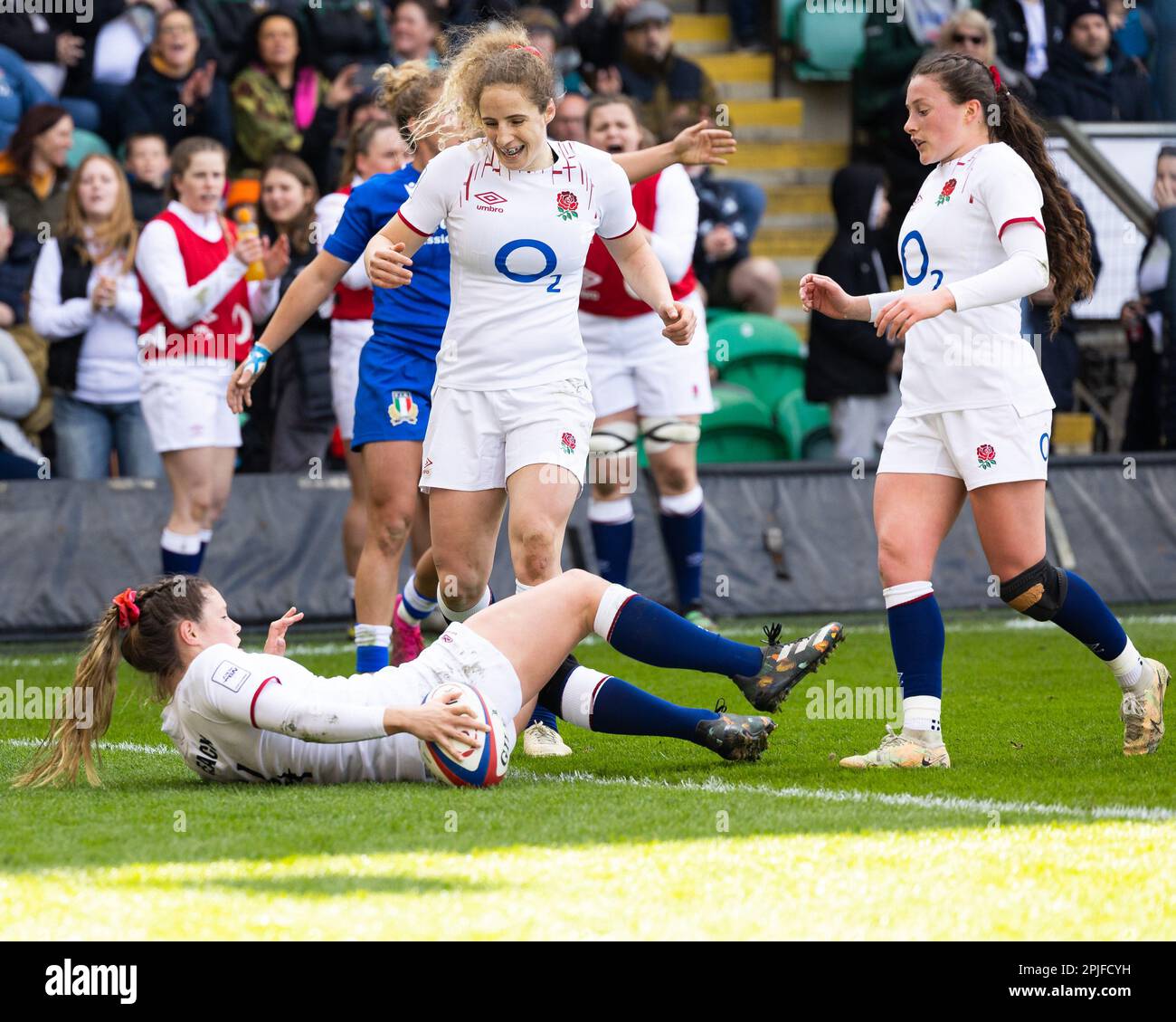 Abby Dow of England Women feiert einen Versuch von Jess Break of England Women beim TikTok Women's Six Nations Match England gegen Italien im Cinch Stadium in Franklin's Gardens, Northampton, Großbritannien, 2. April 2023 (Foto von Nick Browning/News Images) Stockfoto