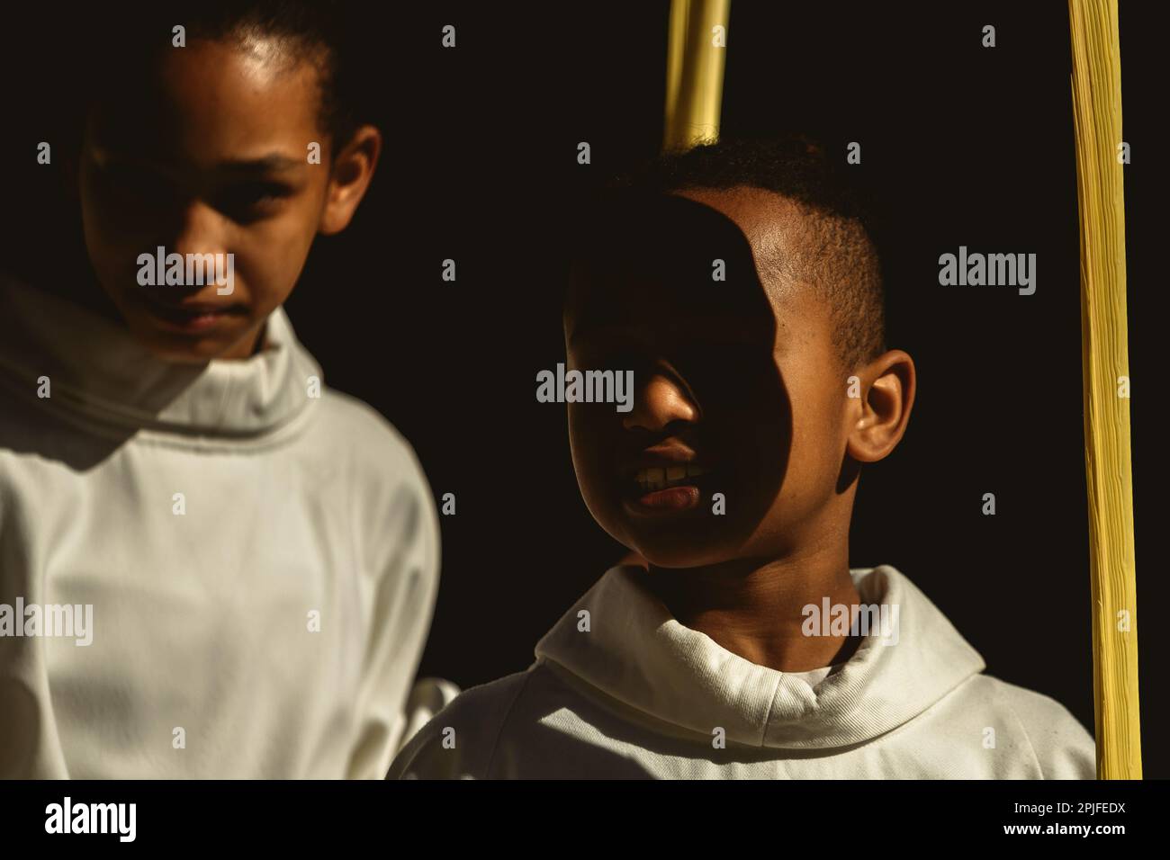 Barcelona, Spanien. 2. April 2023. Ein junger Bußgesicht der Brüderschaft „Gran Poder und Macarena Esperanza“ läuft auf der Straße mit einem Palmenzweig während der Palmensonntagsprozession in Barcelona. Kredit: Matthias Oesterle/Alamy Live News Stockfoto
