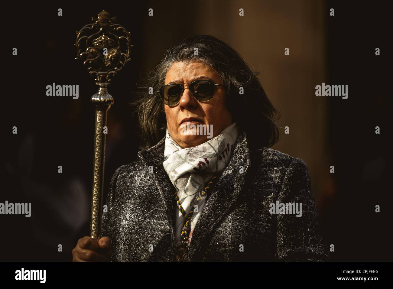 Barcelona, Spanien. 2. April 2023. Ein Bußgesuch der Brüderschaft „Gran Poder und Macarena Esperanza“ läuft auf der Straße mit einem Palmenzweig während der Palmensonntagsprozession in Barcelona. Kredit: Matthias Oesterle/Alamy Live News Stockfoto