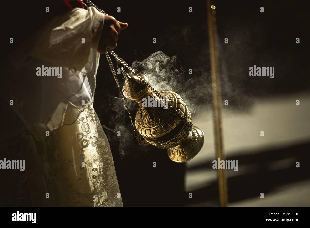 Barcelona, Spanien. 2. April 2023. Ein Gefolgsmann aus der Bruderschaft 'Gran Poder und Macarena Esperanza' wandelt während der Palm Sunday Prozession in Barcelona auf der Straße mit Weihrauch. Kredit: Matthias Oesterle/Alamy Live News Stockfoto
