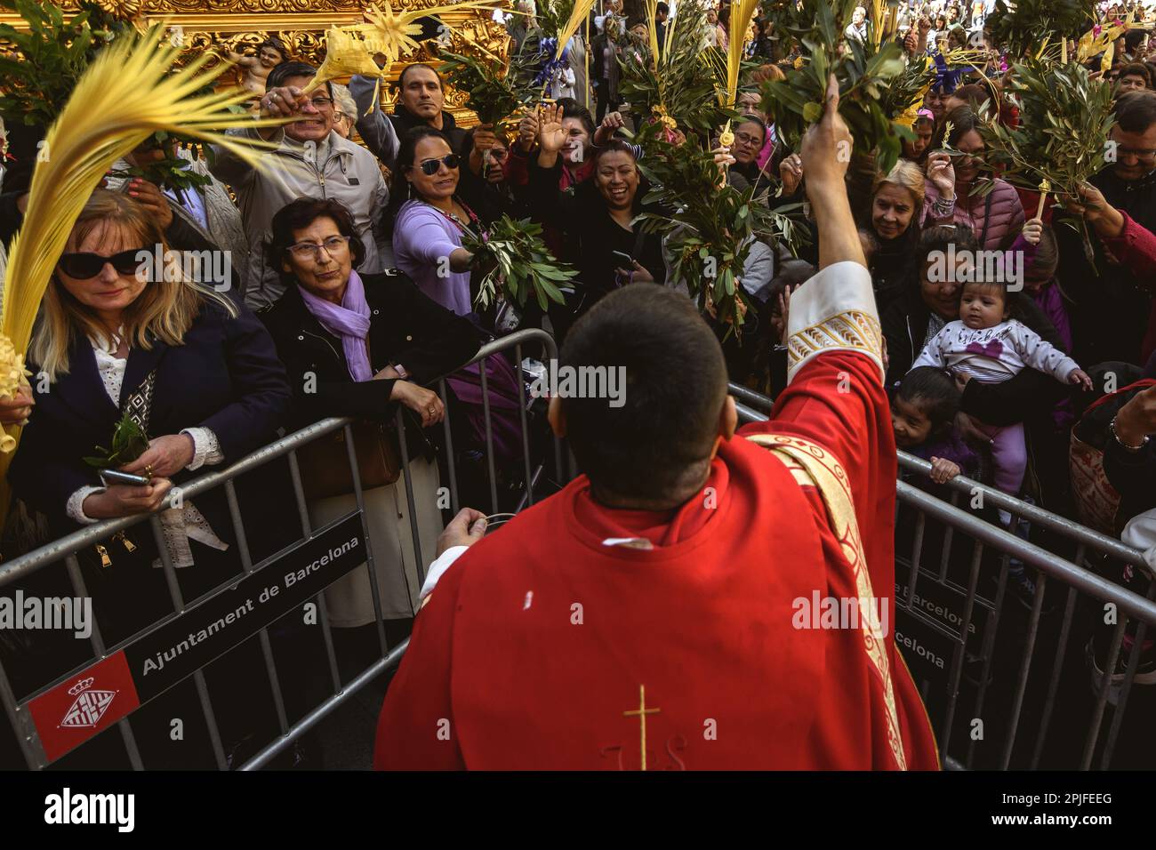 Barcelona, Spanien. 2. April 2023. Die Gläubigen winken mit der Planke, während der Priester sie am Ende der Palmensonntagsprozession in Barcelona segnet. Credit: Matthias Oesterle/Alamy Live News Stockfoto