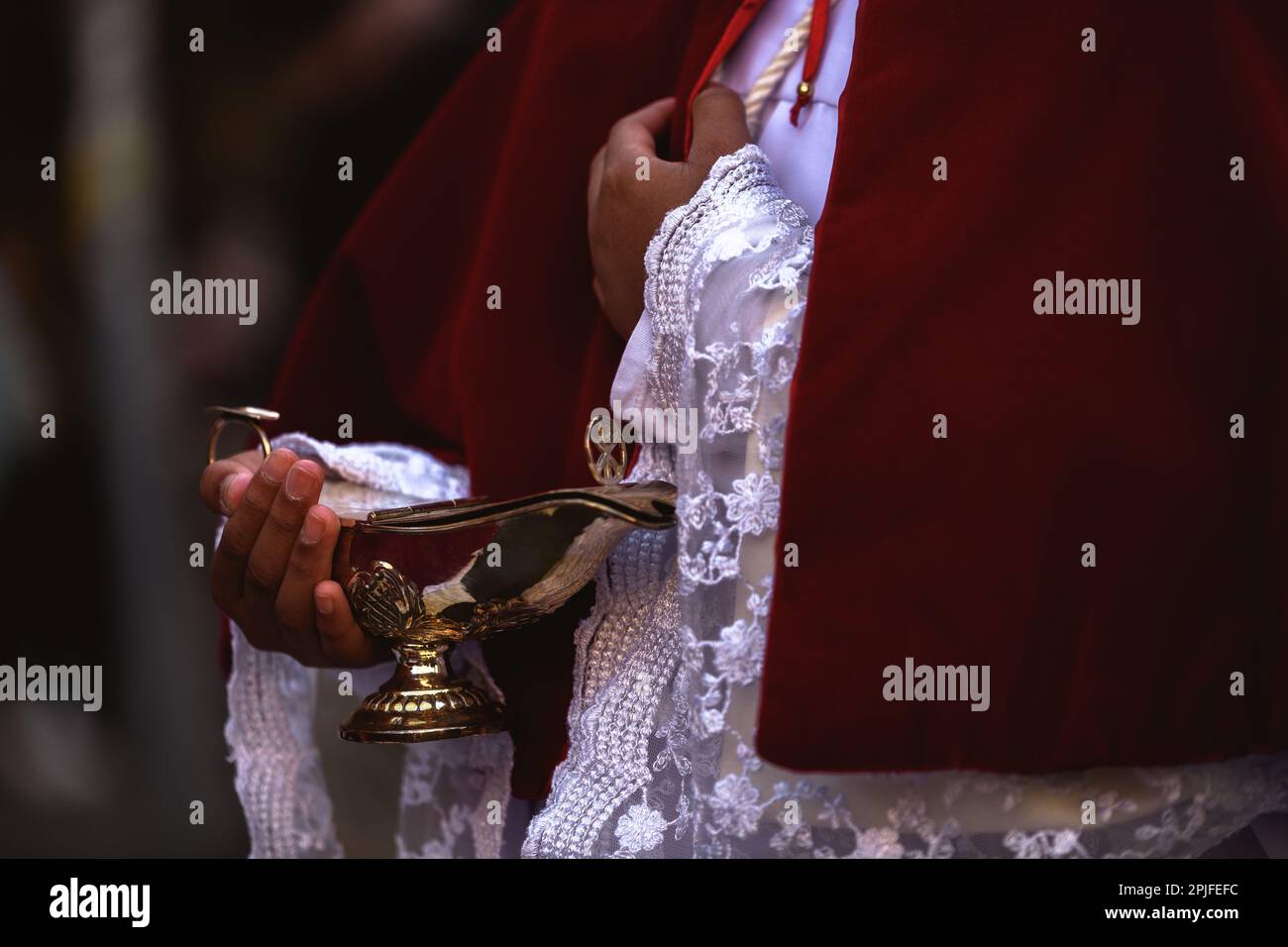 Barcelona, Spanien. 2. April 2023. Ein Gefolgsmann aus der Bruderschaft „Gran Poder und Macarena Esperanza“ läuft auf der Straße mit Weihrauch während der Palmensonntagsprozession in Barcelona. Kredit: Matthias Oesterle/Alamy Live News Stockfoto
