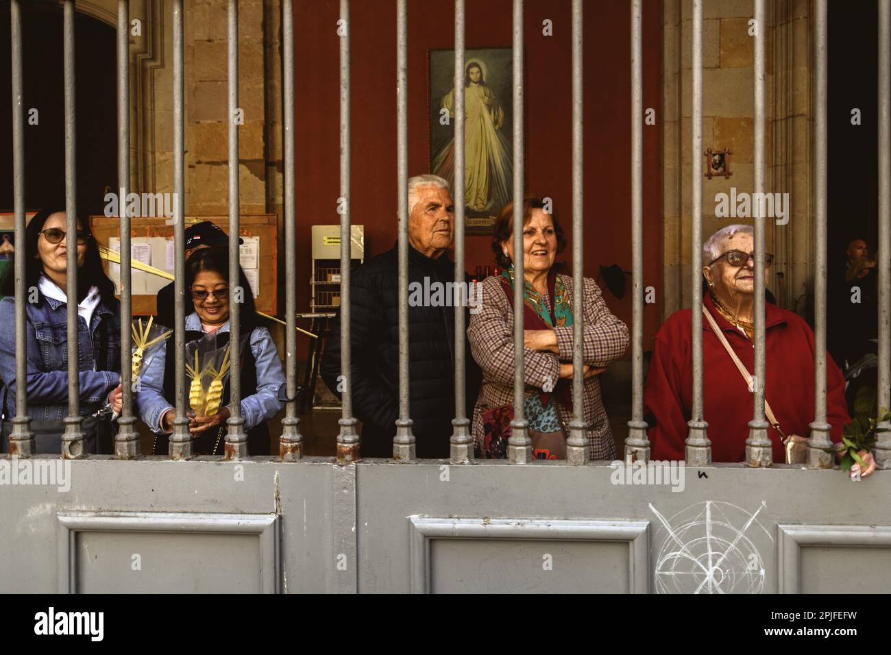 Barcelona, Spanien. 2. April 2023. Die Gläubigen winken mit der Planke, während der Priester sie am Ende der Palmensonntagsprozession in Barcelona segnet. Credit: Matthias Oesterle/Alamy Live News Stockfoto