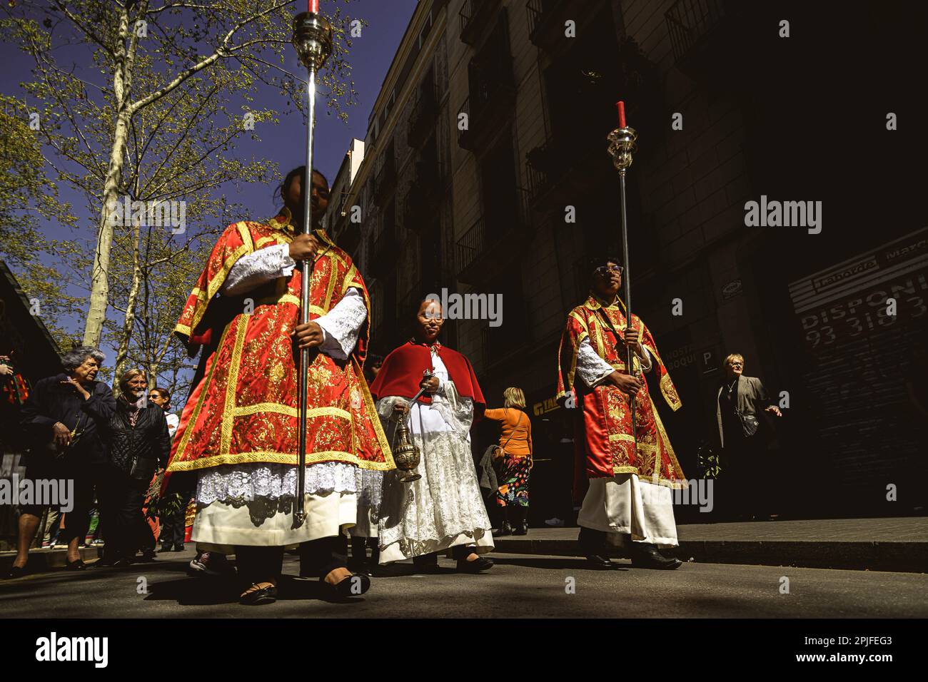 Barcelona, Spanien. 2. April 2023. Junge Bußgesellen der Brüderschaft „Gran Poder und Macarena Esperanza“ gehen die Straße entlang und halten während der Palmensonntagsprozession in Barcelona einen Palmenzweig. Kredit: Matthias Oesterle/Alamy Live News Stockfoto