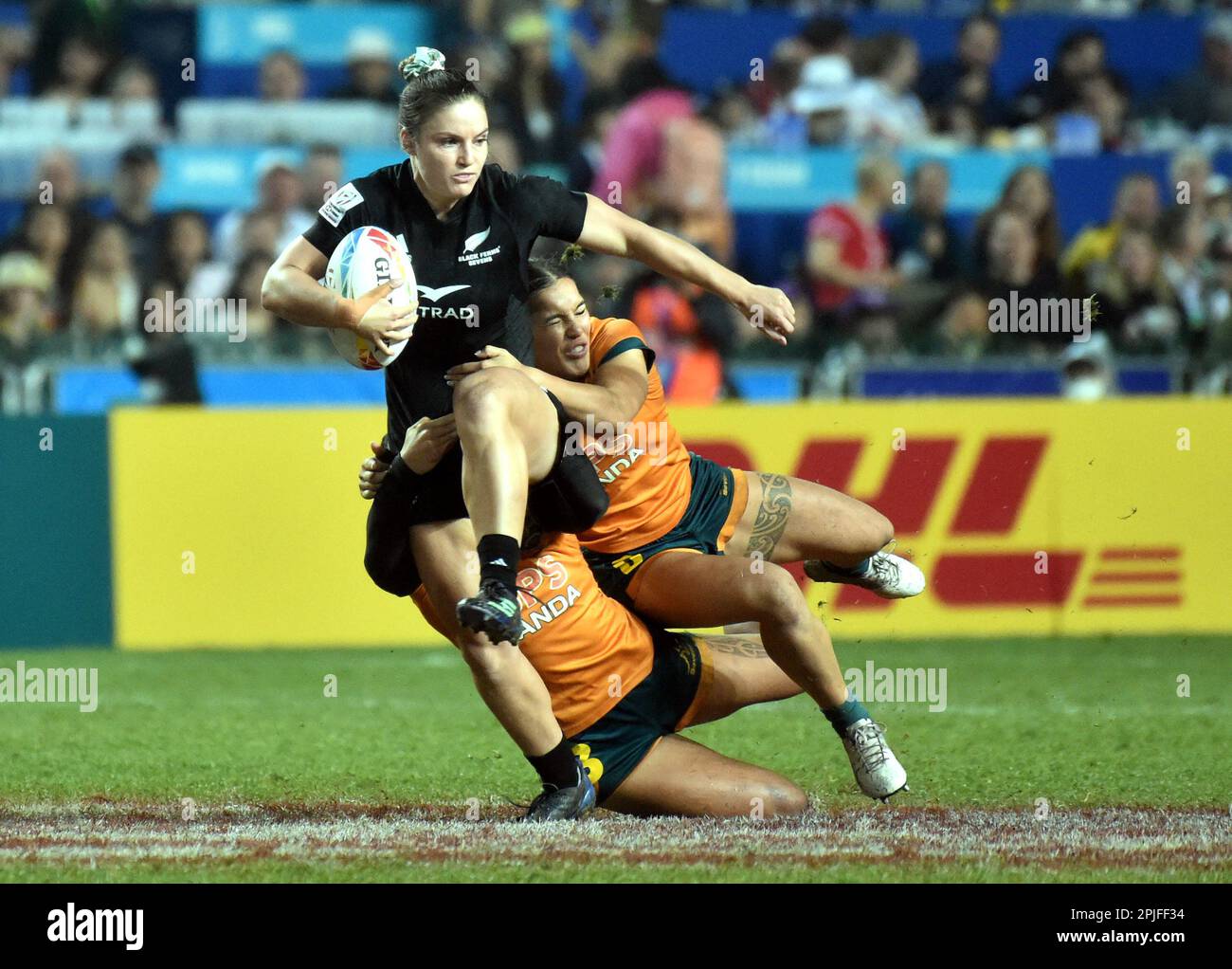 Hongkong. 2. April 2023. Michaela Blyde (L) aus Neuseeland tritt am 2. April 2023 bei der World Rugby Sevens Series 2023 im südchinesischen Hongkong beim Frauenfinalspiel zwischen Neuseeland und Australien gegeneinander an. Kredit: Lo Ping Fai/Xinhua/Alamy Live News Stockfoto