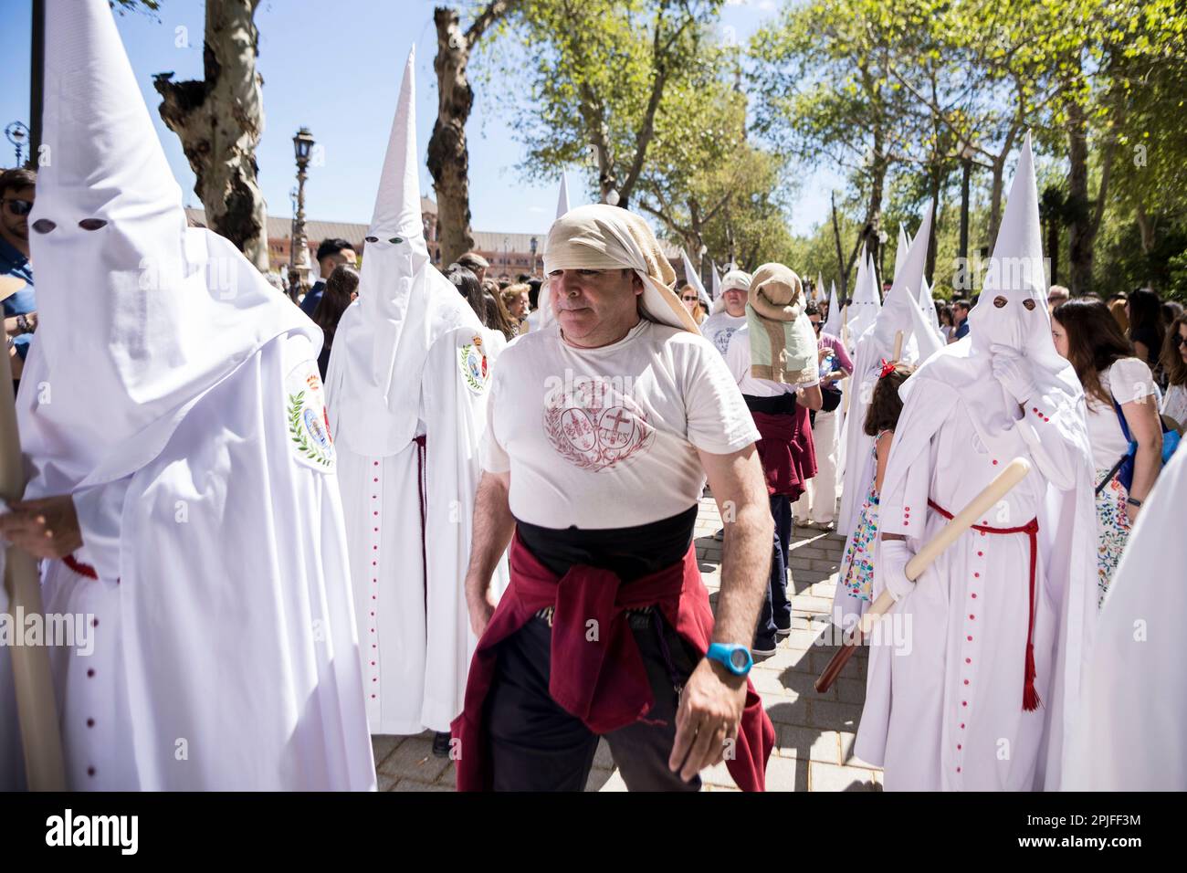 Sevilla, Spanien. 2. April 2023. Penitents und ein Costalero der Bruderschaft namens „La Paz“ während der Parade zur Kathedrale von Sevilla am Palmensonntag, „Domingo de Ramos“ auf Spanisch (Kreditbild: © Daniel Gonzalez Acuna/ZUMA Press Wire) NUR REDAKTIONELLE VERWENDUNG! Nicht für den kommerziellen GEBRAUCH! Stockfoto