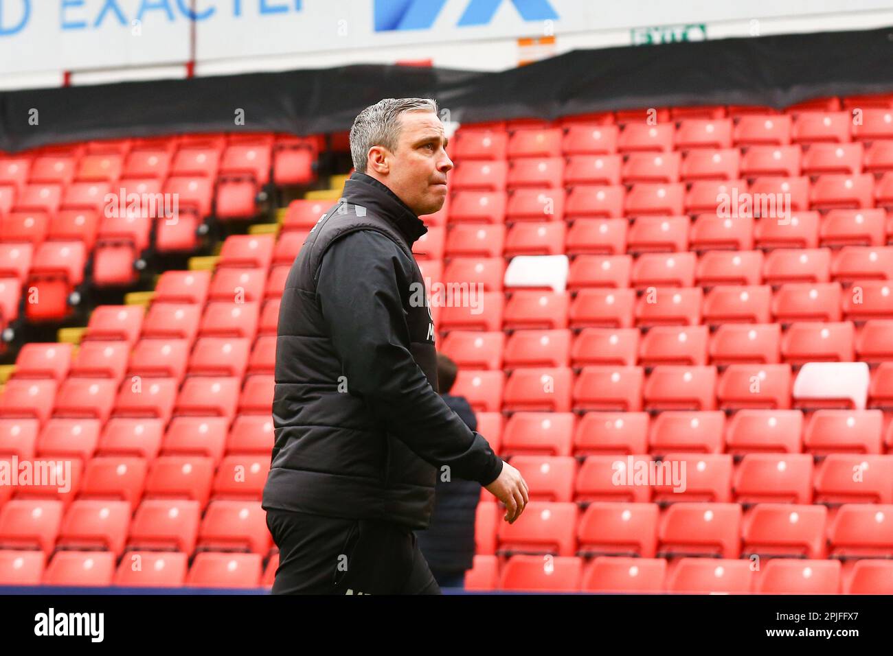 Oakwell Stadium, Barnsley, England - 1. April 2023 Michael Duff Manager von Barnsley - während des Spiels Barnsley gegen Morecambe, Sky Bet League One, 2022/23, Oakwell Stadium, Barnsley, England - 1. April 2023 Kredit: Arthur Haigh/WhiteRosePhotos/Alamy Live News Stockfoto