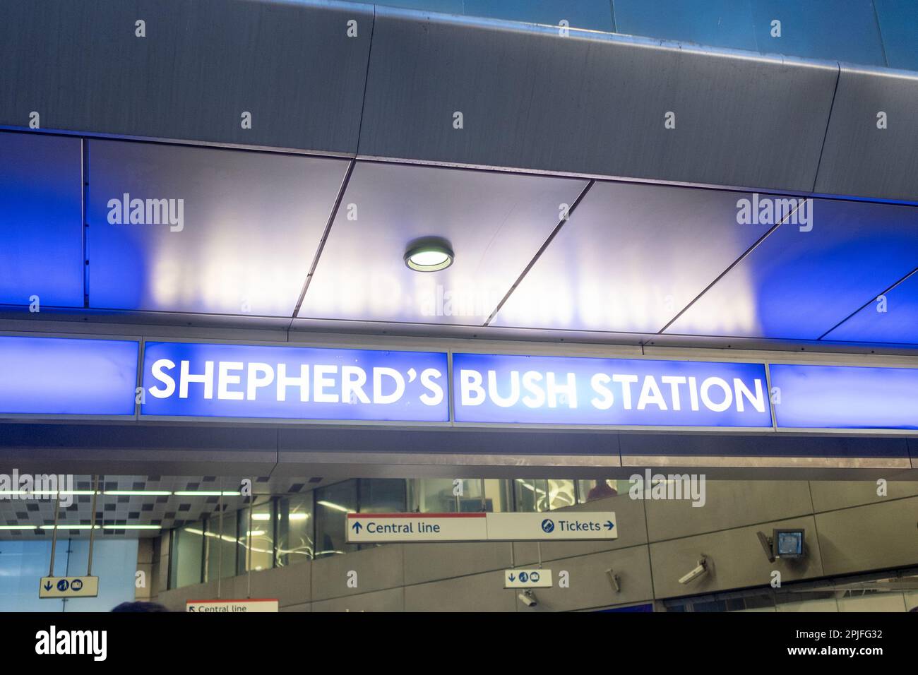 London - Februar 2023: Eingang zur U-Bahn-Station Shepherds Bush - Central Line London U-Bahn-Station Stockfoto