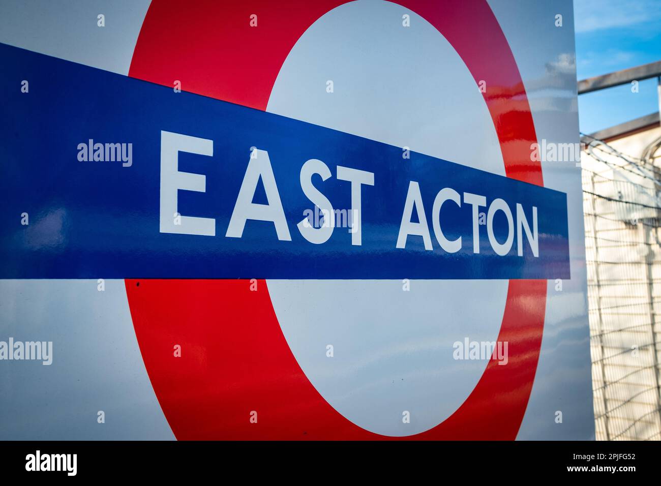 London - Februar 2023: East Acton Station, Central Line London U-Bahnstation in West London Stockfoto