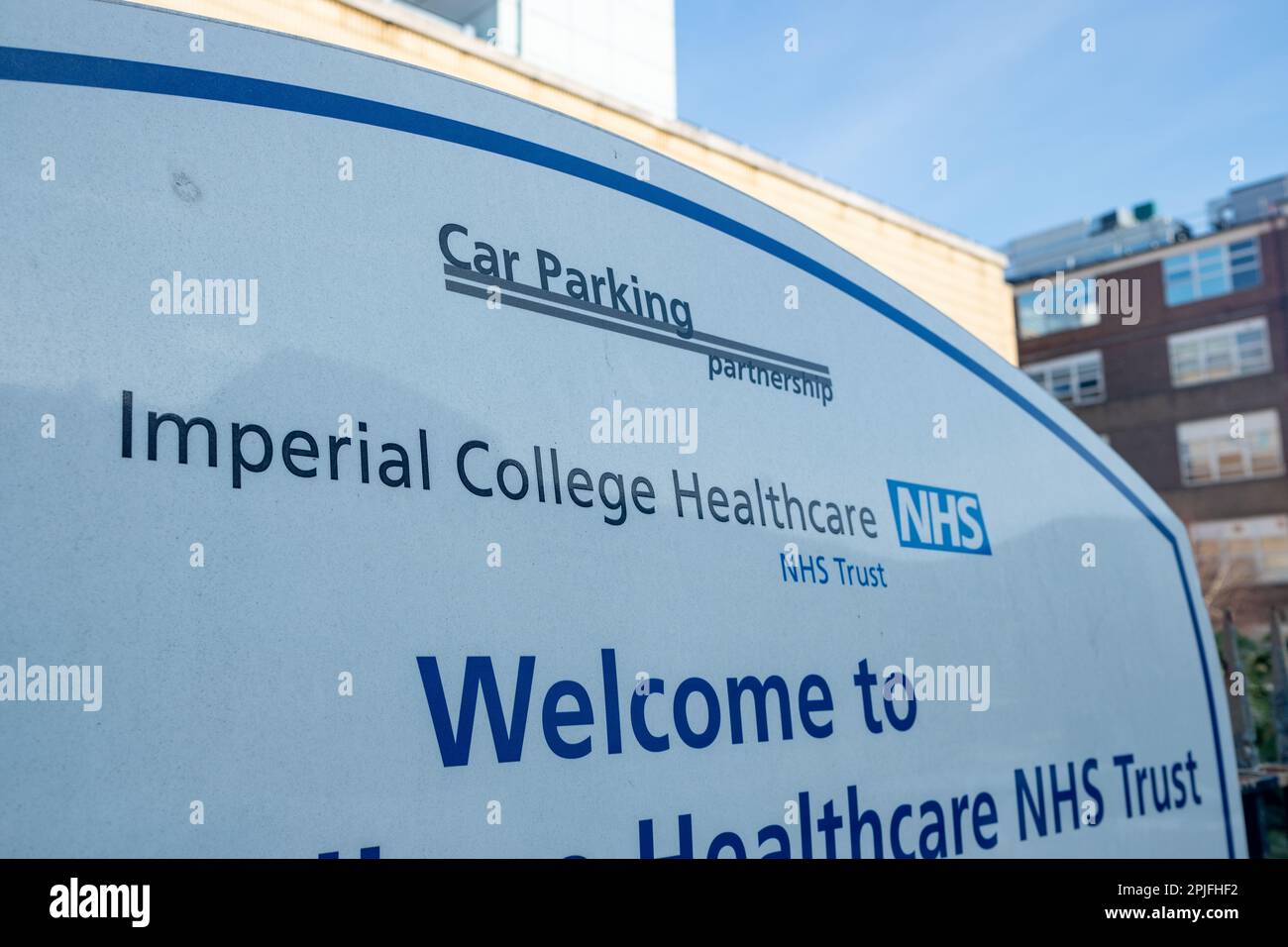 London- Februar 2023: Hammersmith Hospital Parkgebühren Schild Stockfoto