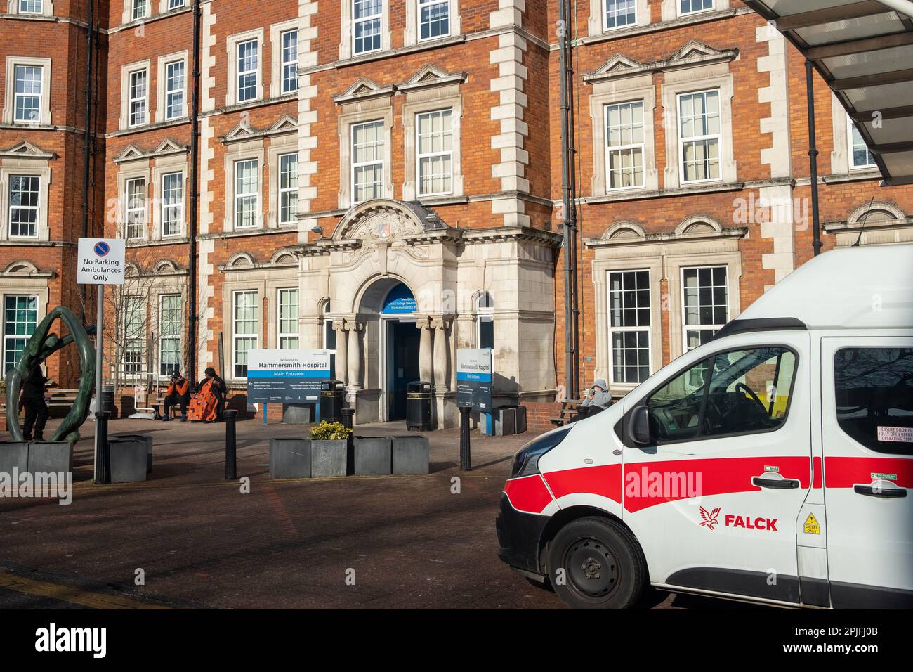 London- Februar 2023: Eine Falck Privatambulanz vor dem Hammersmith Hospital Stockfoto