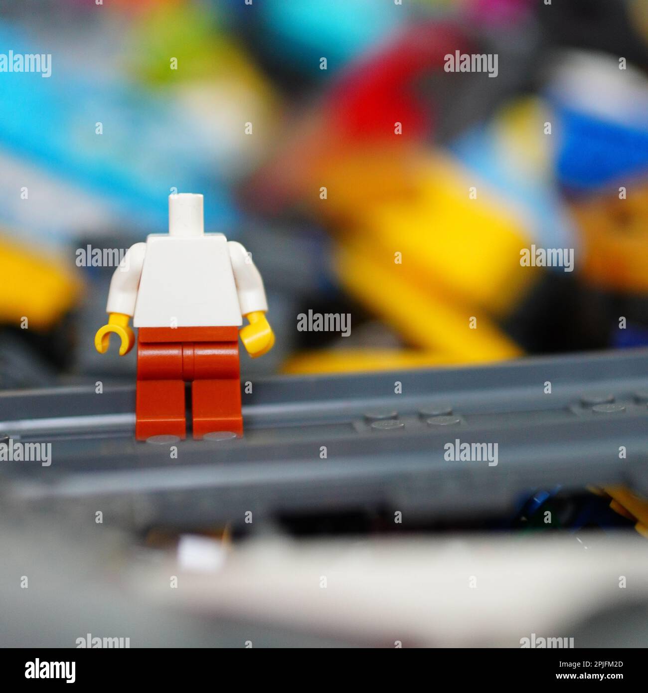 Stockfoto einer Lego-Figur ohne Kopf, aus dem Blickwinkel der Nahaufnahme aufgenommen Stockfoto
