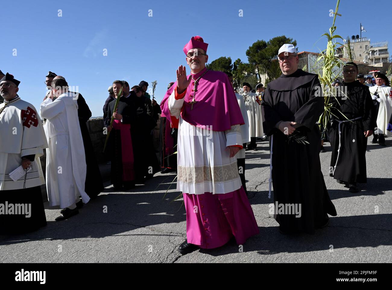 Ost-Jerusalem, Israel. 02. April 2023. Das lateinische Patriarchat von Jerusalem Pierbattista Pizzaballa weht während der traditionellen Palmensonntagsprozession auf dem Mt. Von Oliven in Ostjerusalem, am Sonntag, den 2. April 2023. Foto von Debbie Hill/ Kredit: UPI/Alamy Live News Stockfoto