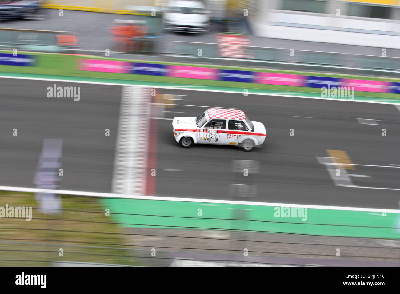 Vallelunga 'Piero Taruffi' Circuit, Rennwochenende, 2. 2023. April, Italien. Motorsport Historisches Autorennen, 300 km di Vallelunga. Fiat 128 überquert die Ziellinie während des Rennens gerade. Foto: Fabio Pagani/Alamy Live News Stockfoto