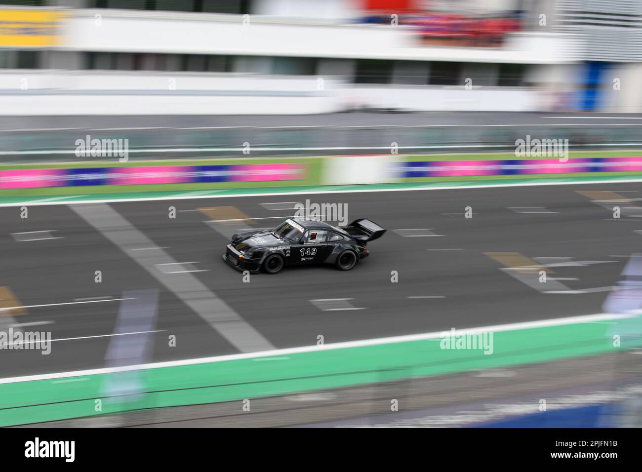 Vallelunga 'Piero Taruffi' Circuit, Rennwochenende, 2. 2023. April, Italien. Motorsport Historisches Autorennen, 300 km di Vallelunga. Porsche 930 überquert die Ziellinie während des Rennens auf gerader Linie. Foto: Fabio Pagani/Alamy Live News Stockfoto