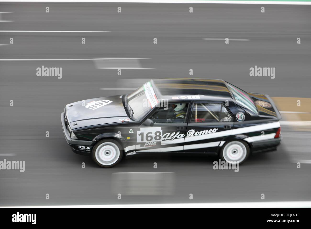 Vallelunga 'Piero Taruffi' Circuit, Rennwochenende, 2. 2023. April, Italien. Motorsport Historisches Autorennen, 300 km di Vallelunga. Alfa Romeo 75 überquert die Ziellinie während des Rennens auf gerader Linie. Foto: Fabio Pagani/Alamy Live News Stockfoto