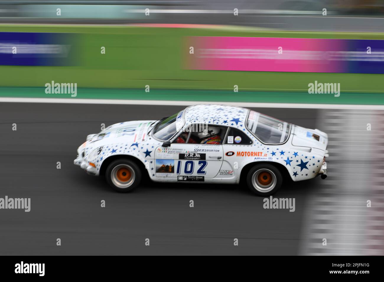 Vallelunga 'Piero Taruffi' Circuit, Rennwochenende, 2. 2023. April, Italien. Motorsport Historisches Autorennen, 300 km di Vallelunga. Alpine 1579 überquert die Ziellinie während des Rennens gerade. Foto: Fabio Pagani/Alamy Live News Stockfoto