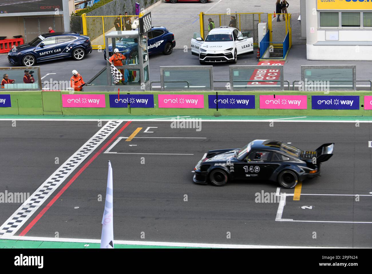 Vallelunga 'Piero Taruffi' Circuit, Rennwochenende, 2. 2023. April, Italien. Motorsport Historisches Autorennen, 300 km di Vallelunga. Der Porsche 930 überquert die Ziellinie auf einer geraden Linie mit der gezackten Flagge am Ende des Rennens. Foto: Fabio Pagani/Alamy Live News Stockfoto