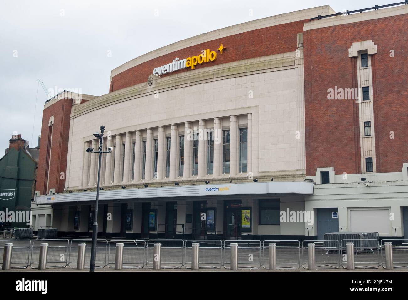 London - Februar 2023: Eventim Apollo,. Auch bekannt als Hammersmith Apollo – Veranstaltungsort für Live-Unterhaltung im Westen Londons Stockfoto