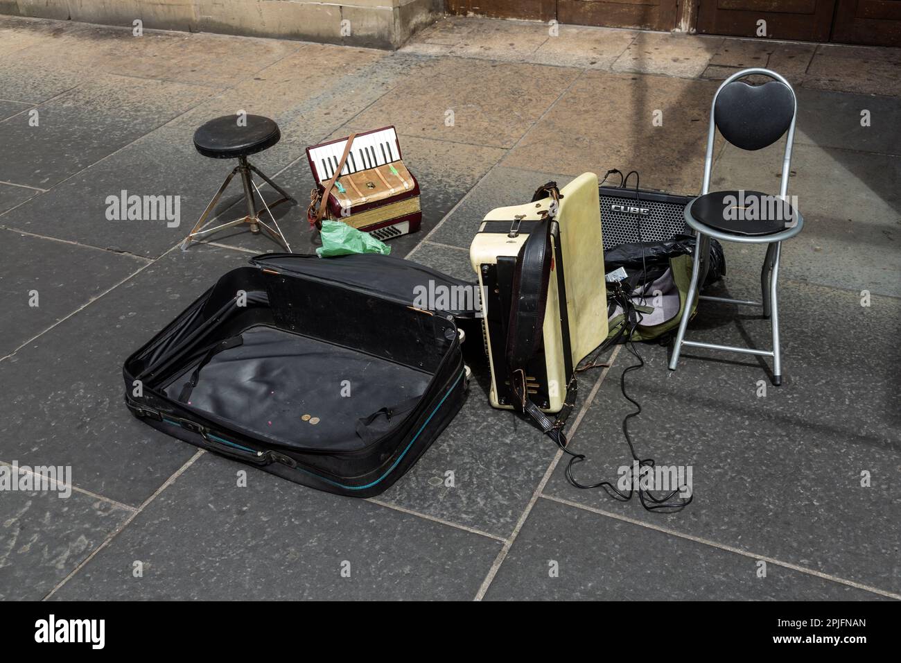Straßenmusiker Musikinstrumente auf einer Stadtstraße, Großbritannien Stockfoto