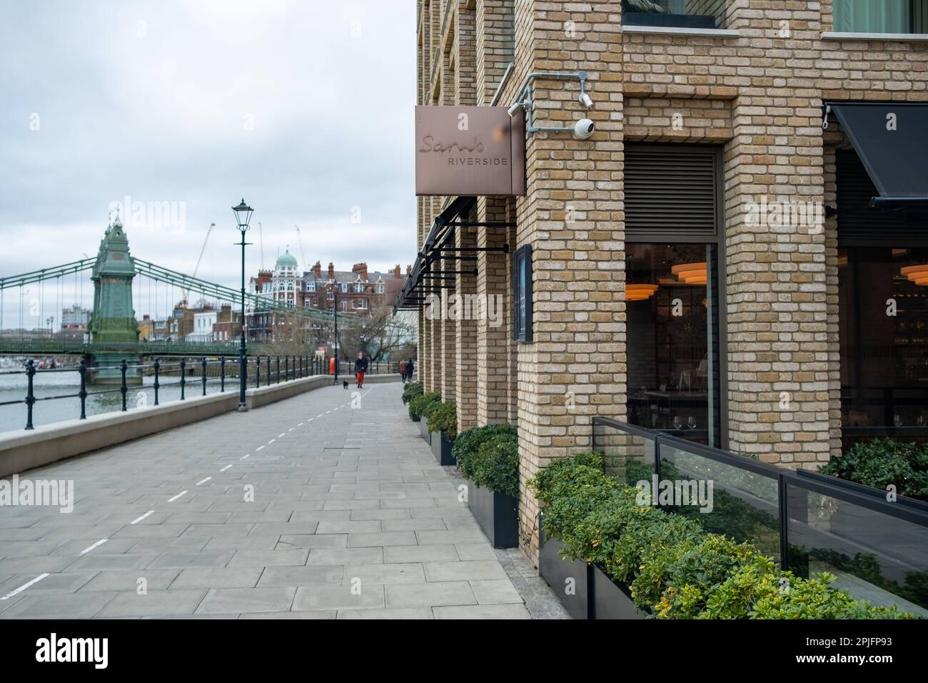 London - Februar 2023: Riverside Studios und Hammersmith Bridge in West London Stockfoto