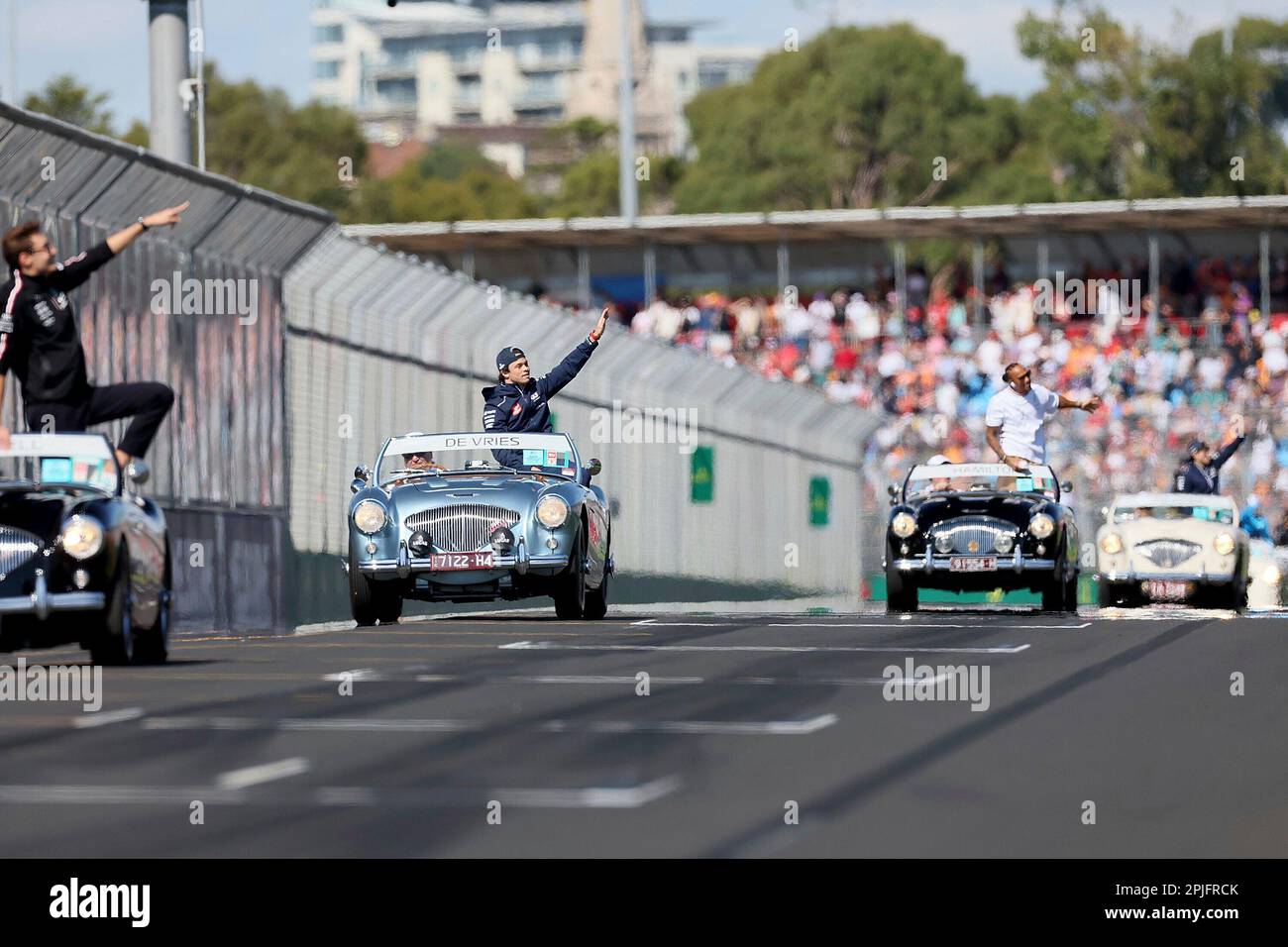 Melbourne, Australien. 02. April 2023. 2. April 2023, Albert Park, Melbourne, FORMEL 1 ROLEX GRAND PRIX 2023 Fahrerparade: George Russell (GBR), Mercedes-AMG Petronas Formula One Team, Nyck de Vries (NLD), Scuderia AlphaTauri, Lewis Hamilton (GBR), Mercedes -AMG Petronas Formula One Team News: dpa/Alamy Credit Stockfoto