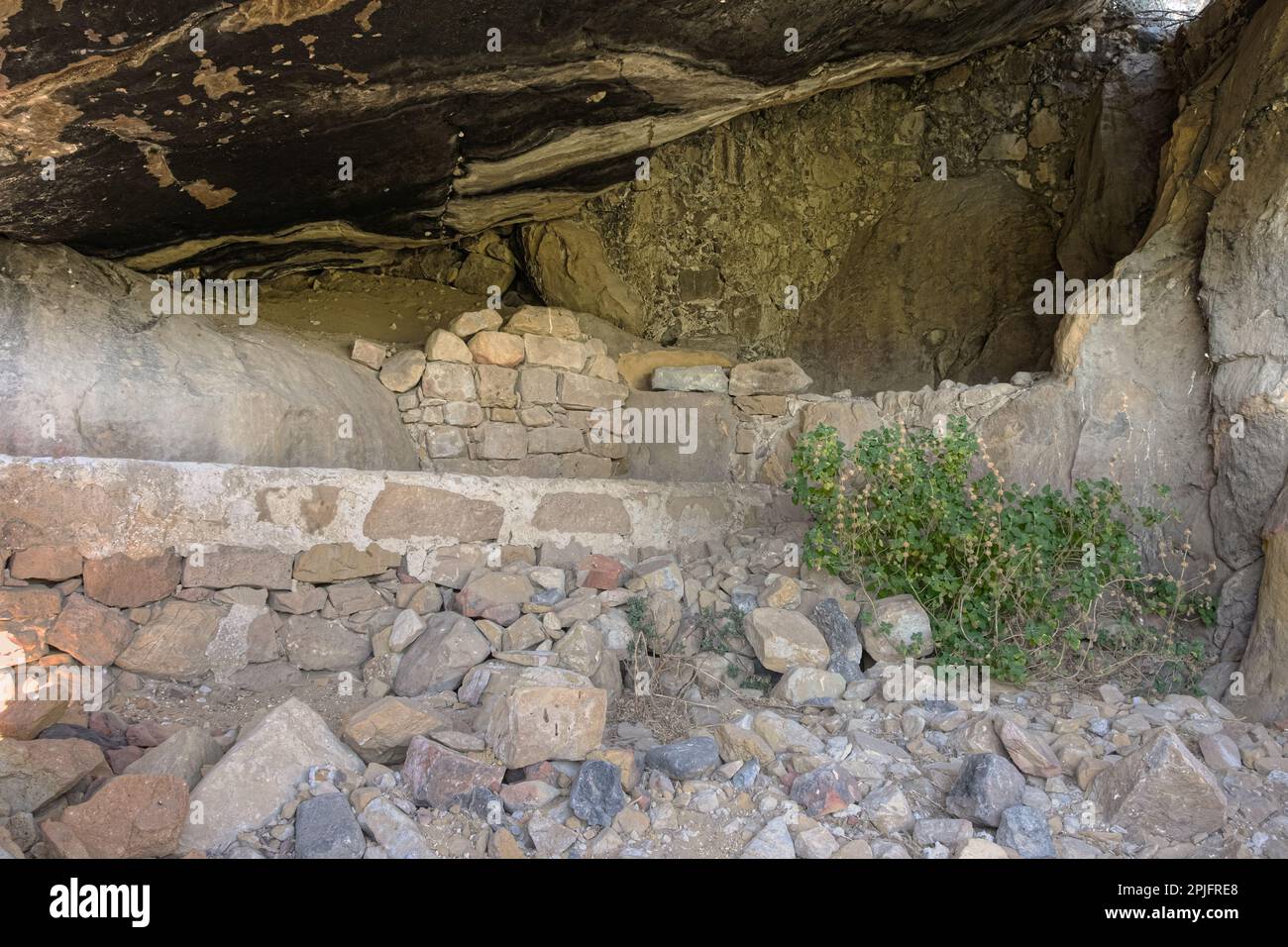 Eine Höhle in den Felsen beherbergt „Ripararo Del Cassataro“, ein prähistorischer Beweis aus der Jungsteinzeit Siziliens, Italien Stockfoto