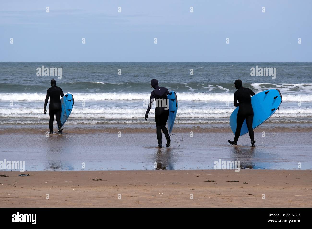 Dunbar, Schottland, Großbritannien. 2. April 2023 Menschen, die das sonnige, aber trügerisch kalte Wetter entlang der östlichen Lothian Küste in Belhaven Bay genießen. Temperatur um 5C Grad in der Brise. Surfen am Strand. Kredit: Craig Brown/Alamy Live News Stockfoto