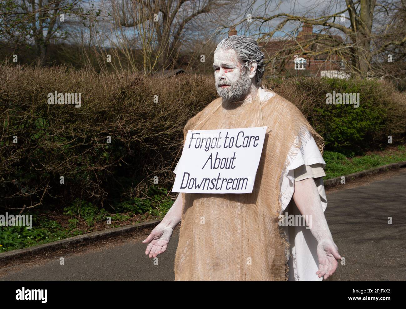 Little Marlow, Buckinghamshire, Großbritannien. XR Penitents hat heute in Buckinghamshire vor der Themse gegen das Wasser der Themse protestiert und gegen die Abwasserentsorgung der Themse protestiert. Die Geisterfiguren der Penitents gingen von den Abwasserwerken zur Themse und trugen Sündenplakate, um die Öffentlichkeit für Abwasserableitungen zu sensibilisieren. Umweltministerin Thérèse Coffey hat angekündigt, dass Wasserunternehmen unbegrenzte Geldstrafen für verschmutzende Flüsse erhalten werden, doch viele Umweltschützer sind der Meinung, dass dies nicht weit genug geht und dass der Rückzug erfolgt Stockfoto