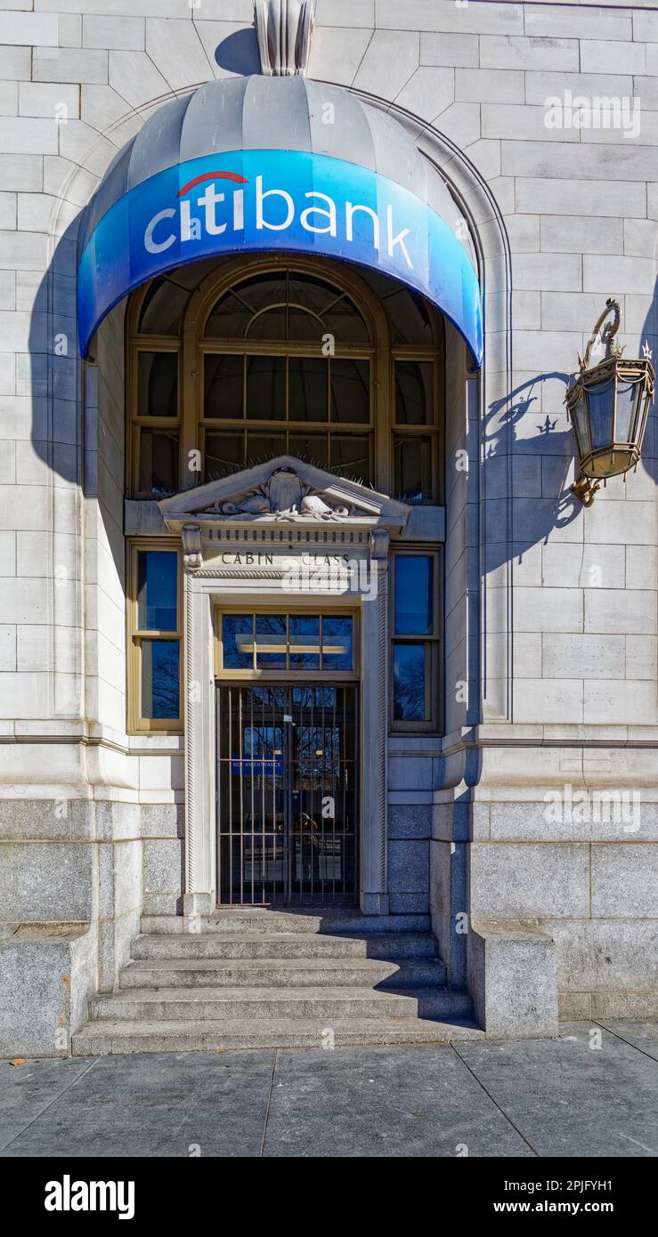 Der One Broadway, einst Anker der Steamship Row, ist eine weiße Kalksteinhülle, die ein rotes Backsteingebäude im Queen Anne Stil darunter verbirgt. Stockfoto