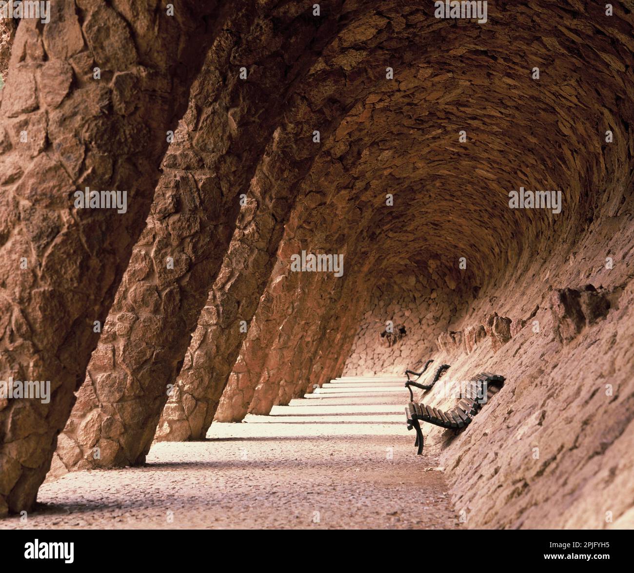 Spanien. Region Barcelona. Historische Struktur. Überdachter Fußweg im Güell Park. Stockfoto